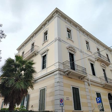 לינה וארוחת בוקר לצ'ה Palazzo Castellano מראה חיצוני תמונה
