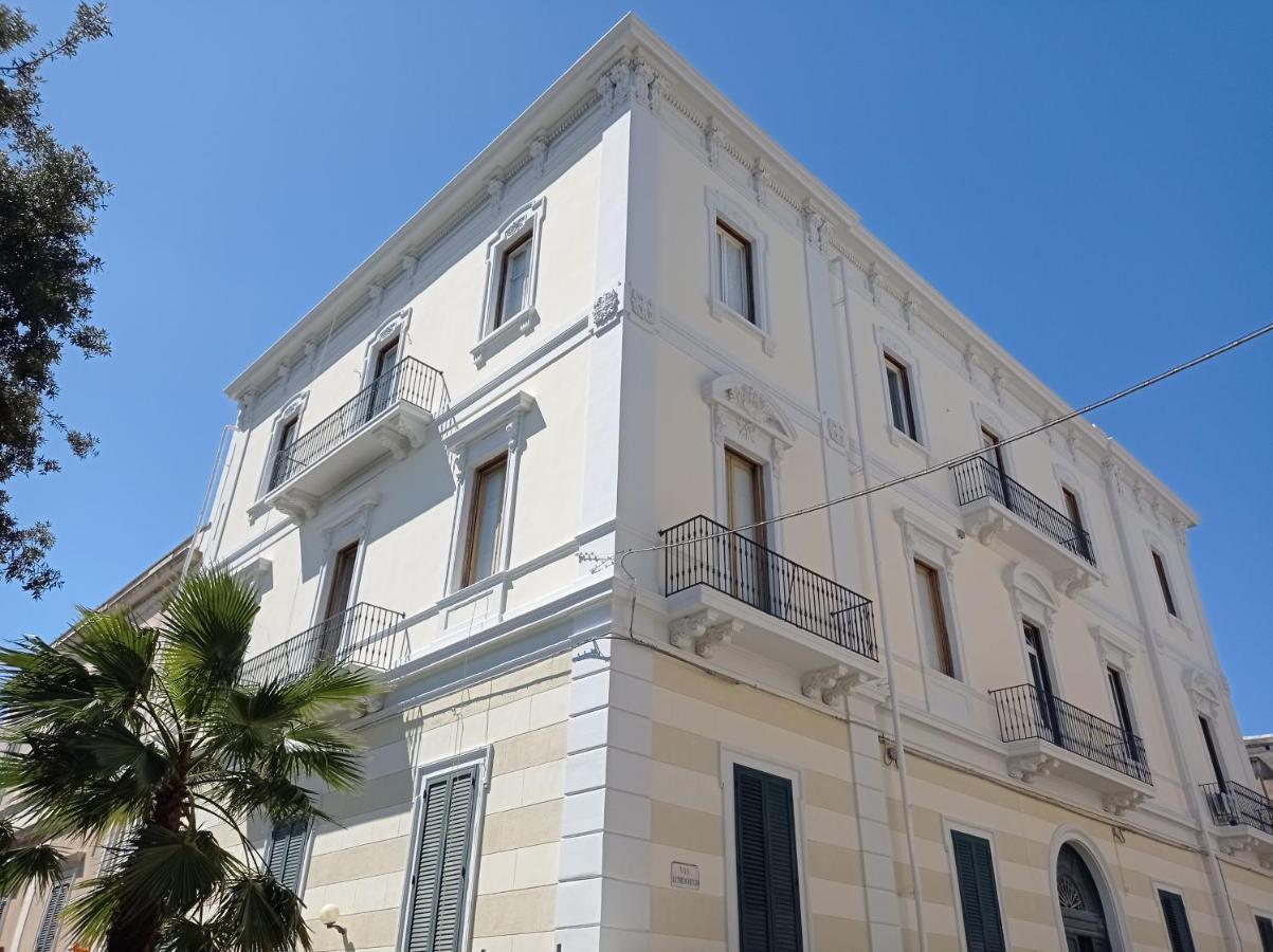 לינה וארוחת בוקר לצ'ה Palazzo Castellano מראה חיצוני תמונה